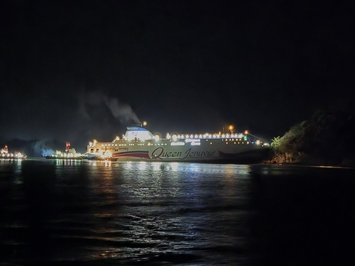 무인도 좌초된 여객선 바카라 카지노 잠정 중단…해경 "선체 조사 착수"