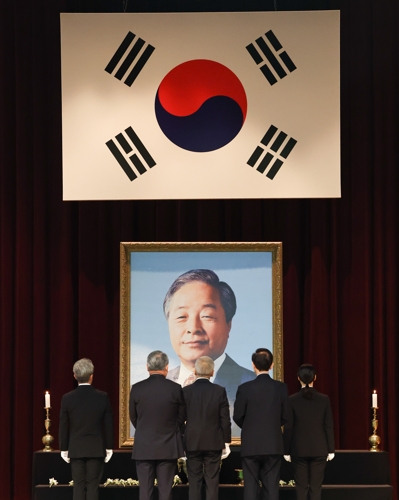 YS 10주기 추모식…정치권, '대도무문' 정신 기려