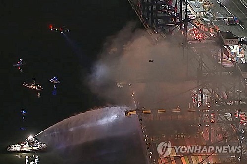 美 LA항 대형 컨테이너선에 불…일부 터미널 운영 중단