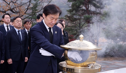 조국, 현충원 참배…장동혁과의 토론은 "가능한 빨리 진행"