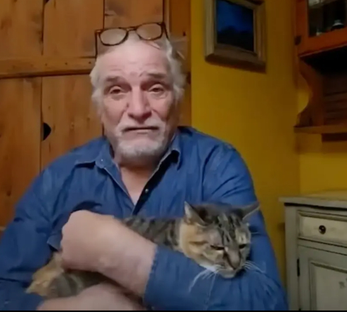 열린 방충망 사이로 집 나간 고양이…10년 만에 기적적 '재회'