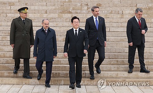 이 대통령 "온라인카지노 불법 유니벳, 대한민국 문화예술계 큰 별…오래도록 기억할 것"