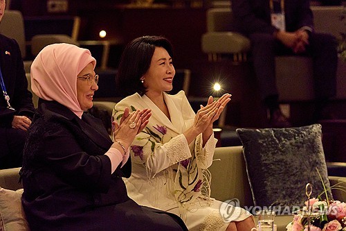 한-꽁 머니 카지노 3 만 영부인, 도서관 한국코너 찾아…"한류·한국어 인기"