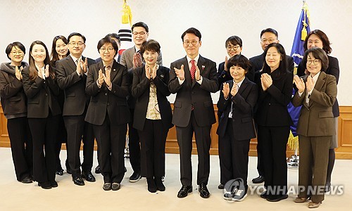 김 총리 "온라인카지노 게임수당 지급연령 만13세까지 점진적 확대해야"