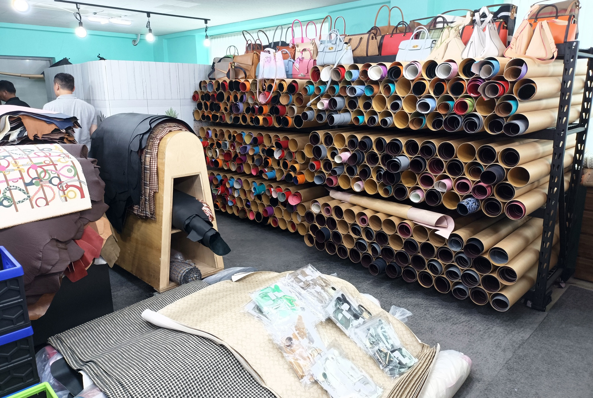 명품가방 DIY 조립키트 유통 조직 검거…원단 등 2만1천점 압수