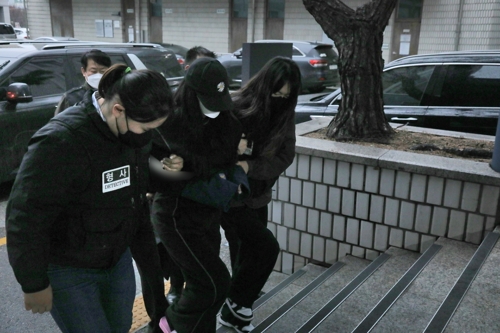 <em class='find'포천</em '16개월 영아 학대살해' 온라인카지노 커뮤니티 유니벳·계부, 영장심사 출석