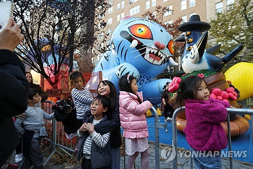 美추수감사절 퍼레이드에 '온라인카지노 유니벳' 풍선이…첫 '골든' 완곡 무대도