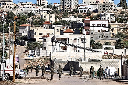 항복하려는 몸짓 취했는데…이스라엘군, 팔레스타인 남성 2명 사살