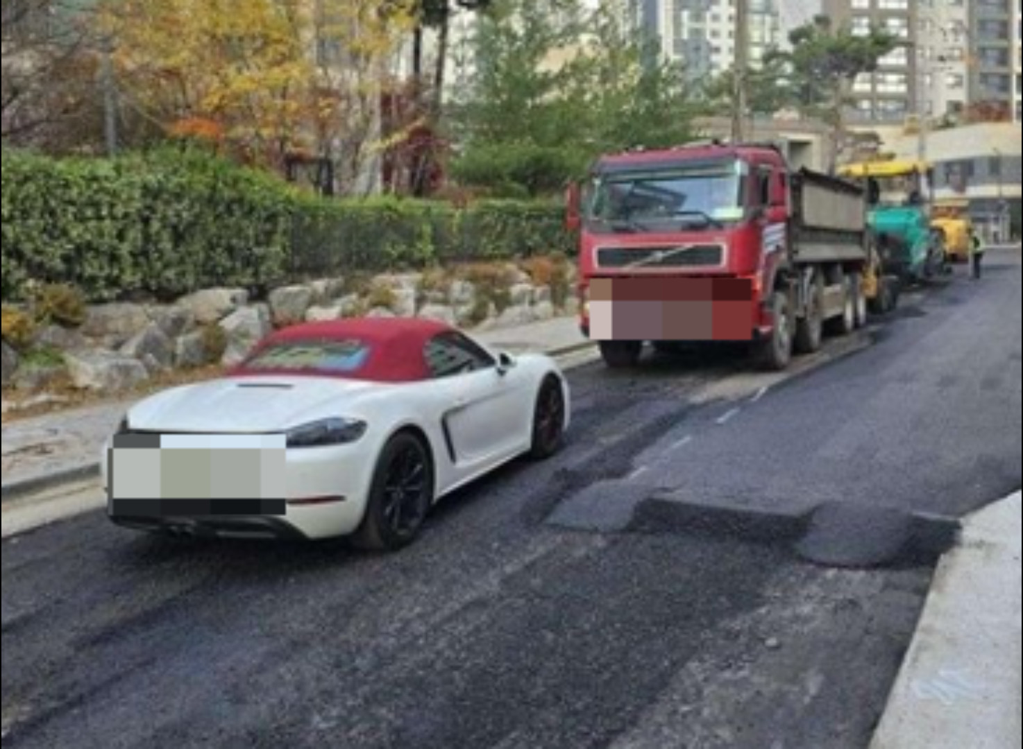 "집 가는 길 막혔다"며 '민폐 주차'…포장 중 도로에 세우고 자리 떠