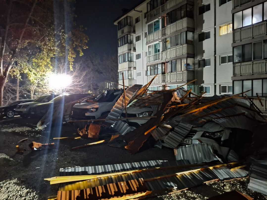 '쓰러지고 무너지고'…밤사이 강원 동해안 강풍 온라인카지노사이트 잇따라