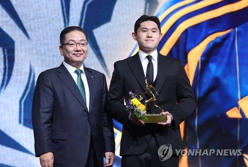 울산 이동경, K리그1 MVP 수상…감독상은 전북 포옛