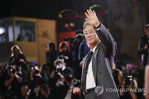 박찬욱, '최애 콘텐츠' 묻자 "윤석열 비리 관련 유튜브 자주 봐"