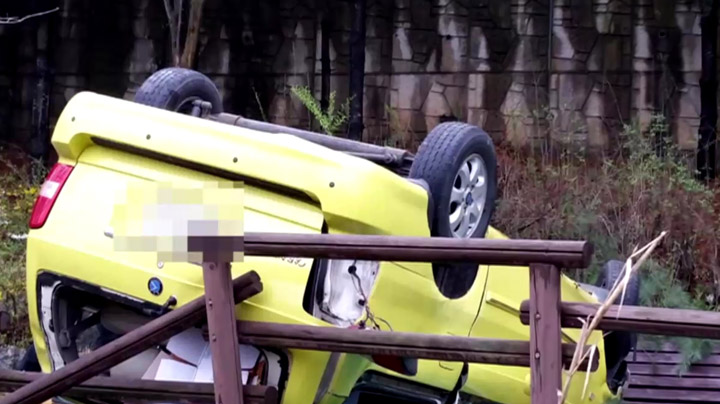 주차장 난간 뚫고 승용차 추락…2명 부상