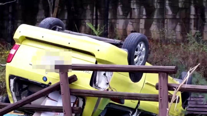 주차장 난간 뚫고 승용차 추락…2명 부상