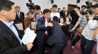 '멱살에 몸싸움까지' 난장판 된 청주시의회