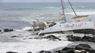 온라인카지노 굿모닝서 30명 탄 요트 방파제 충돌…하마터면