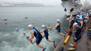"우리땅 갑니다" 울산-독도 400km 수영횡단 출발