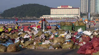 해운대 해수욕장은 '쓰레기와의 전쟁 중'