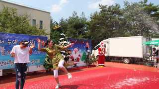 피서지 가는 길 휴게소에 흰 눈이 펑펑 <대전충남