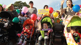 "우리처럼…" 출산율1위 해남 '유모차 행진' <광주전남