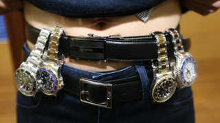 허리에 롤렉스 '주렁주렁'…중국인 밀수범 덜미 <경남