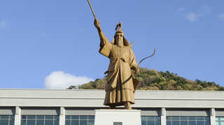 칼 대신 활 잡은 이순신 장군 동상 제막 <경남