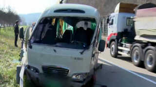 카지노 입플서 단체조문 버스 전도…13명 부상 <전남