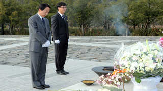 <em class='find'온라인카지노 유니88</em 차남 김현철, 봉하마을 盧 묘역 참배