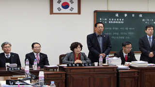 <em class='find'온라인카지노사이트</em 예결위원장석 점거…연일 파행