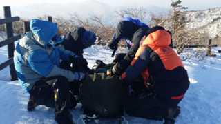 '꽁꽁 얼은 강원도'…설악산 조난객 구조