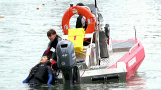 '물에 빠진 사람 쉽게 구조' 국산 구조정 개발