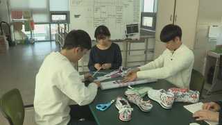 폐현수막으로 신발 제작…개도국 어린이 도와요