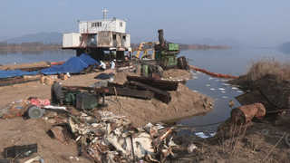 '4대강 사업' 잔재 낙동강 준설선…반출 작업 '진통'