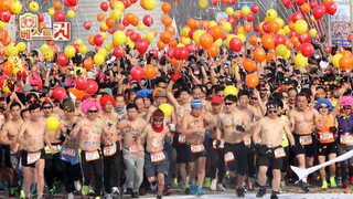 [클릭! 베스트 컷] 새 출발은 시원~하게! 外