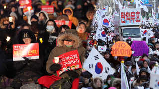 한파 속 광화문 12주째 촛불집회…대학로 탄핵반대 집회