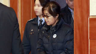 한숨쉬고 욱하고…최순실, 헌재서도 '실세처럼'