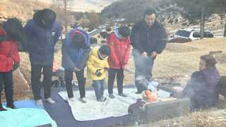 "올해도 건강하게"…조상 묘 찾은 성묘객들