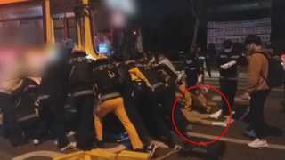 시민들 힘 합쳐 밀었더니…버스에 깔린 20대 구조