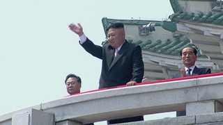 김정은 인민복 대신 검은색 양복…주석단에 또 포착된 김여정