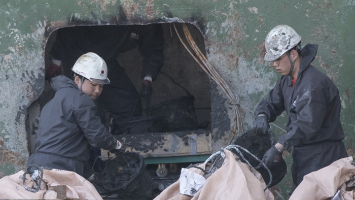 낡고 해진 여행가방, 세월호 참사 3년 만에 가족 품으로