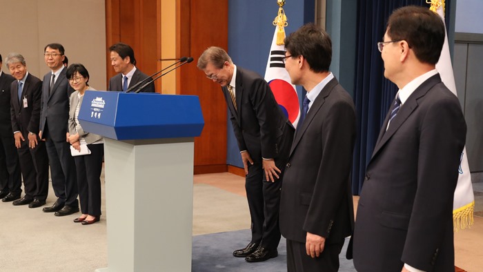 문대통령, 청와대 참모진-내각 인사 단행…경제부총리 김동연