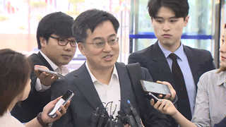 백팩 메고 나타난 경제부총리 후보, 청문회 준비착수