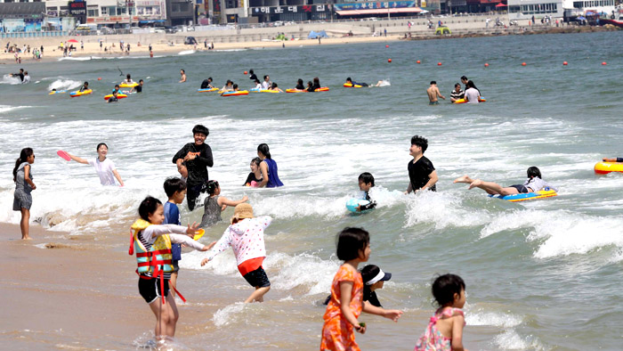 폭염 강타한 주말 전국 강ㆍ바다 인파 "물놀이 최고"