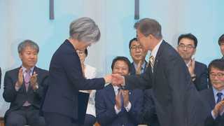 문 대통령, 강경화 외교장관 임명…"능력으로 보여주시라"