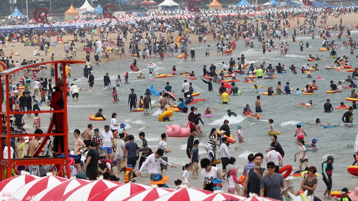 '7월 마지막 주말' 해변에서 무더위 떨쳐요