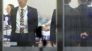 "북한군 1명, JSA 통해 귀순…북 총격으로 긴급후송"