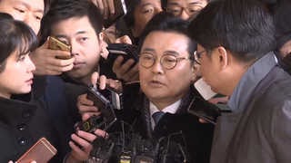 피의자로 검찰 온 전병헌…"송구…불법 관여 안해"