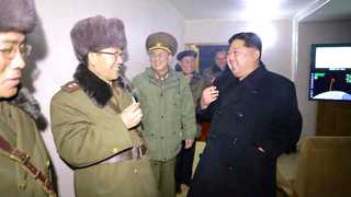 북한, 화성-15형 지상 발사…"김정은, 수차례 개발현장 방문"