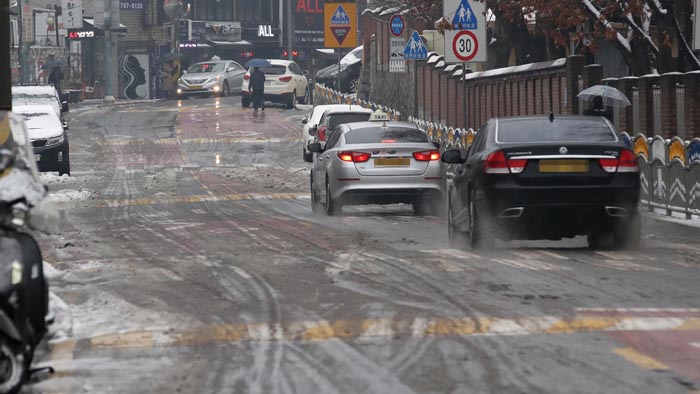 의정부 경전철 한때 운행 중단…눈길 교통사고 속출