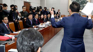 여야, 임종석 아랍에미리트行 공방 격화